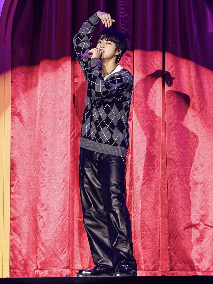 Yang dinanti-nanti fans BTS akhirnya tiba! Ya, setelah lebih dari lima bulan menyelesaikan wajib militer (wamil), Jin BTS resmi comeback sebagai solois dengan merilis solo album perdananya bertajuk ‘Happy’ pada 15 November 2024 lalu./ Foto: x.com/gucci