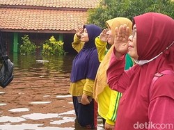 Tekad Para Pendidik Terjang Rob Pekalongan Demi Peringati Hari Guru di Sekolah