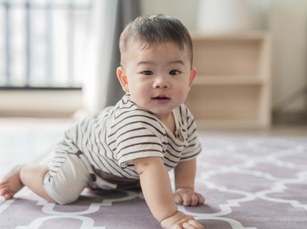 10 Tips agar Bayi Cepat Merangkak di Usia 6-9 Bulan