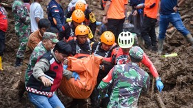 FOTO: Pencarian Korban Tanah Longsor di Karo, 6 Orang Masih Hilang