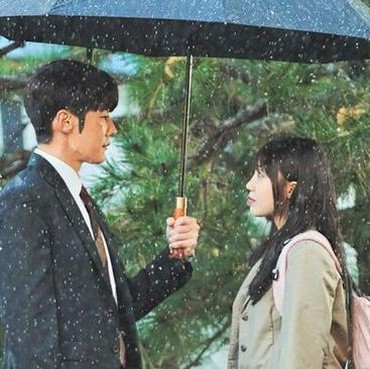 Buat Fans Gemas, Choi Jin Hyuk Malu-malu Lihat Adegan Ciuman dengan Jung Eun Ji