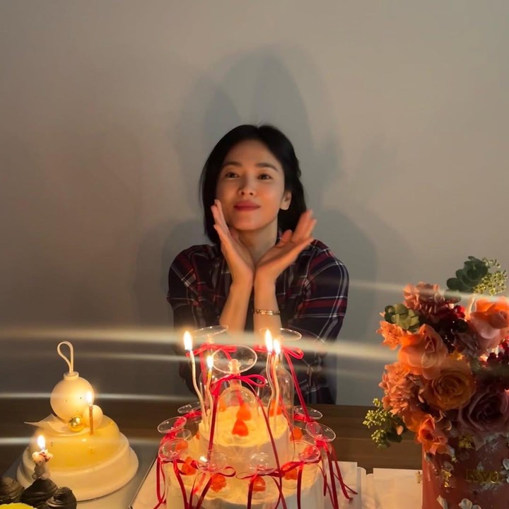 <p>Kue ulang tahun dan lilin menandai perayaan ulang tahun Song Hye Kyo ke-43 tahun. Dalam potret yang dibagikan, tertulis caption 2024.11.22 sebagai isyarat tanggal lahirnya. Ia juga tampak tersenyum manis dalam potret tersebut. (Foto: Instagram @kyo1122)</p>