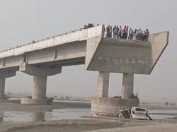 Mobil Terjun Bebas dari Jembatan gegara Google Maps, 3 Orang Tewas