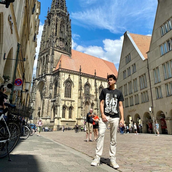 <p>Putra semata wayang Maudy Koesnaedi, Eddy Maliq Meijer, kini sudah beranjak dewasa dan genap berusia 17 tahun, Bunda. Ia memiliki wajah blasteran Belanda yang didapat dari sang Ayah, Erik Meijer. (Foto: Instagram: @eddy_mm)</p>
