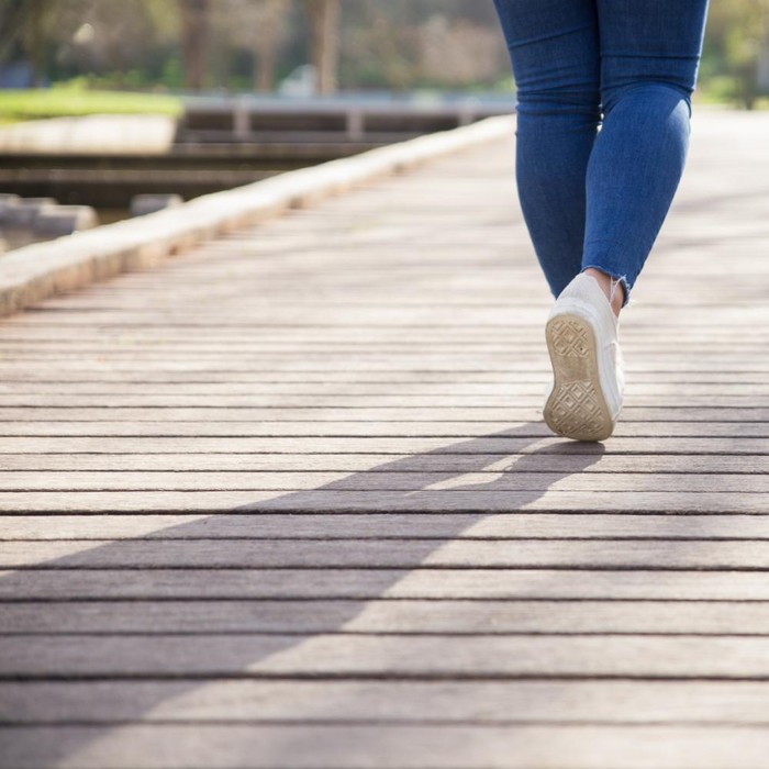 Jalan kaki, olahraga simpel dengan segudang manfaat/ Foto: Freepik.com/katemangostar