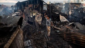 FOTO: Kebakaran Besar Melanda Daerah Kumuh Manila