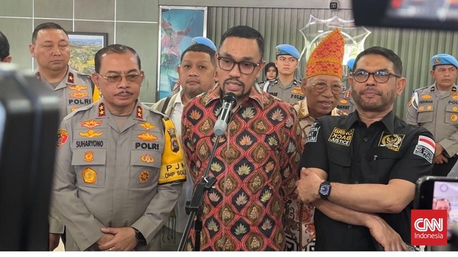 Komisi III DPR meminta Kapolda Sumbar Irjen Suharyono menutup semua tambang terlarangan di daerahnya tanpa pandang bulu.