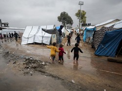 Warga Gaza Menangis, Banjir Rendam Tenda Pengungsian