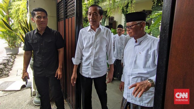 Sejumlah kiai di Jawa Tengah menyambangi kediaman Jokowi di Kelurahan Sumber, Kecamatan Banjarsari, Solo, Jawa Tengah, Senin (25/11).