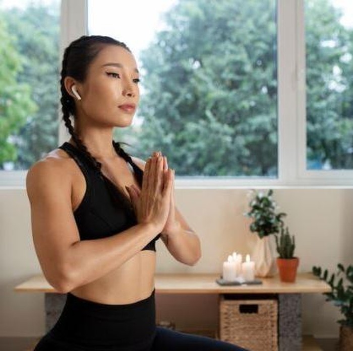 Latih pikiran positif dengan meditasi/Foto: Freepik/Freepik