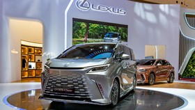 Lexus LM 500h Hybrid Meluncur