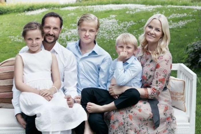Marius Borg Høiby (tengah) bersama Pangeran Haakon, Putri Mette-Marit, Putri Ingrid Alexandra, dan Pangeran Sverre Magnus /Foto: www.royalcourt.no/Sølve Sundsbø