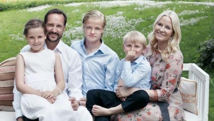 Marius Borg Høiby (tengah) bersama Pangeran Haakon, Putri Mette-Marit, Putri Ingrid Alexandra, dan Pangeran Sverre Magnus /Foto: www.royalcourt.no/Sølve Sundsbø