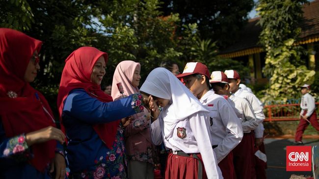 Berbagai ucapan Hari Guru dapat menjadi wujud apresiasi atas dedikasi dan perjuangan guru dalam mencerdaskan anak bangsa. Simak kata-kata yang bisa digunakan.
