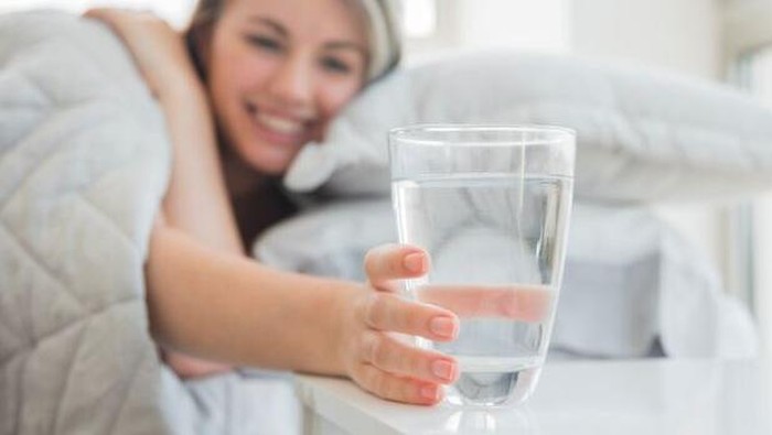 img-title Berapa Banyak Air Putih yang Harus Diminum Setelah Bangun Tidur?