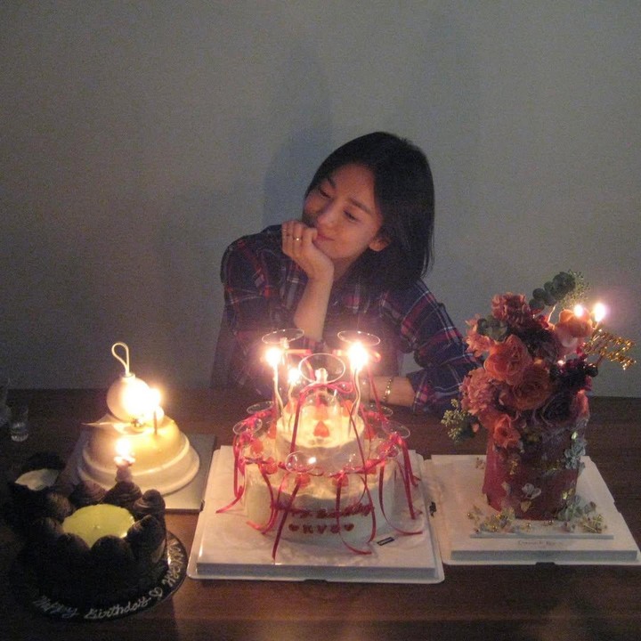 <p>Para selebritas Korea ramai-ramai memberikan ucapan ulang tahun kepada Song Hye Kyo melalui kolom komentar. "Selamat ulang tahun Kyo-unni," tulis pemain drakor Park Hwan Hee. "Wah, selamat ulang tahun, kakak," ucap Ki Eun See. (Instagram @kyo1122)</p>
