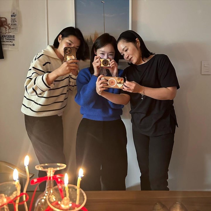 <p>Perayaan ulang tahunnya yang ke- 43 tahun ini dihadiri oleh orang-orang terdekat Song Hye Kyo. Salah satunya yaitu Kang Min Kyung, personel grup penyanyi duo Davichi, yang turut hadir di hari ulang tahun Song Hye Kyo. (Foto: Instagram @kyo1122)</p>