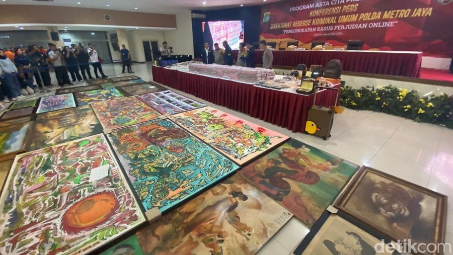 Polisi membenerkan salah satu tersangka kasus mafia buka akses judol yang melibatkan pegawai Komdigi adalah Alwin Jabarti Kiemas. (Wildan N/detikcom) Polisi membenerkan salah satu tersangka kasus mafia buka akses judol yang melibatkan pegawai Komdigi adalah Alwin Jabarti Kiemas. (Wildan N/detikcom)
