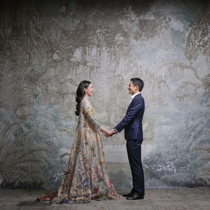 <p>Dalam postingan tersebut, Rio terlihat gagah mengenakan setelan jas berwarna biru dongker. Sementara Athina mengenakan dress panjang yang dihiasi motif bunga. Pada kesempatan itu, ia pun menuliskan <em>caption</em> singkat yang romantis untuk calon istrinya. "Mari kita berkendara sampai selamanya," tulis Rio, dikutip dari laman <em>Instagram@rharyantoracing,</em> Senin (25/11/2024). (Foto: Instagram@rharyantoracing)</p>