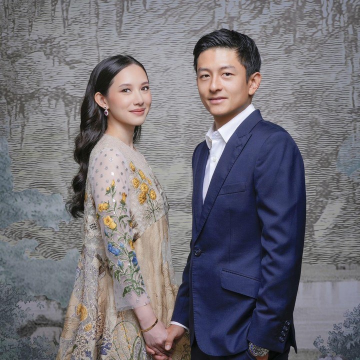 <p>Mantan pembalap Rio Haryanto dikabarkan akan segera melepas masa lajangnya dengan menikahi sang pujaan hati bernama Athina Papadimitriou. Menjelang pernikahannya, Rio membagikan beberapa potret <em>prewedding</em> mereka yang begitu elegan. (Foto: Instagram@rharyantoracing)</p>