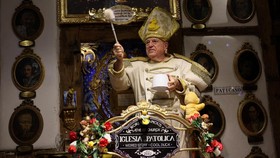 Gereja Sekte Bebek Karet di Spanyol Gelar Misa