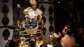 FOTO: 'Kwek-kwek' Misa Gereja Sekte Bebek Karet di Spanyol