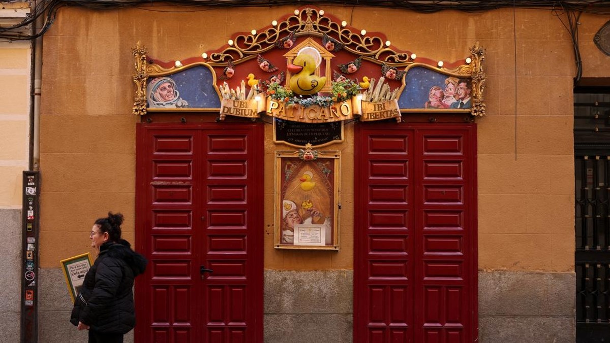 FOTO: 'Kwek-kwek' Misa Gereja Sekte Bebek Karet di Spanyol