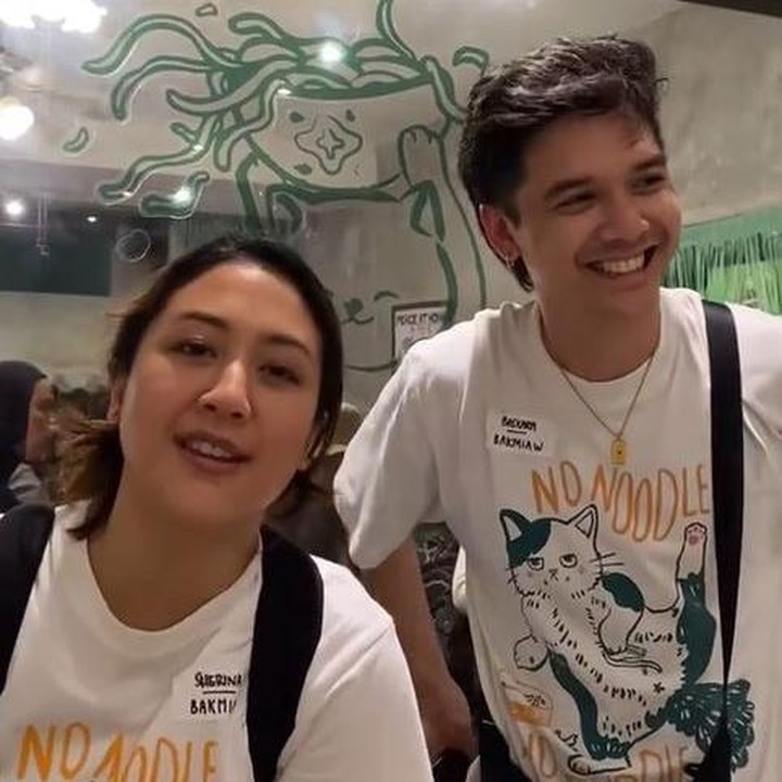 <p>Dalam video yang diunggah di media sosial, Sherina dan Baskara beberapa kali melemparkan senyum ke kamera saat mengungkapkan harapan terkait bisnis kuliner keduanya. (Foto: Instagram @bakmiaw_)</p>