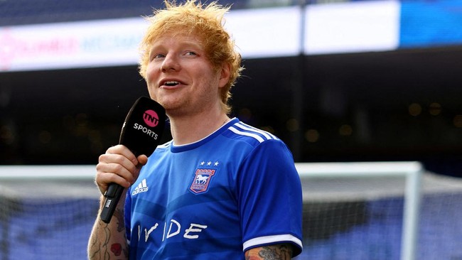 Ed Sheeran minta maaf usai tak sopan ganggu sesi wawancara pelatih baru MU Ruben Amorim usai pertandingan melawan Ipswich Town di Liga Inggris.