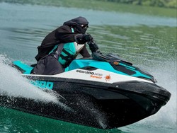 Gaya Umi Pipik Naik Jetski di Danau Toba Berbusana Syari-Pakai Cadar