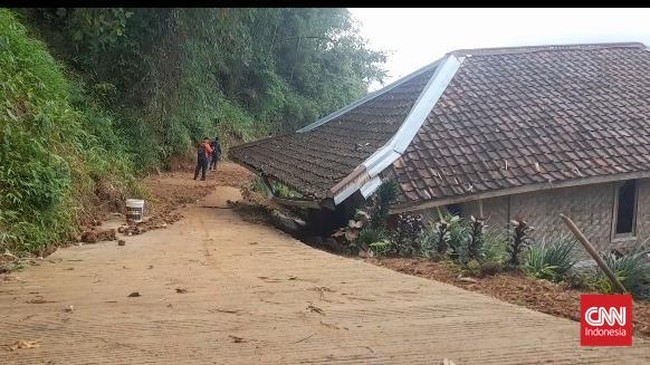 Sebanyak 35 rumah penduduk di Desa Wargasari, Kecamatan Kadupandak, Kabupaten Cianjur, Jawa Barat, mengalami kerusakan berat dan ringan akibat pergerakan tanah.