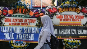 Siswa Tewas Ditembak, Karangan Bunga Berjajar di SMKN 4 Semarang