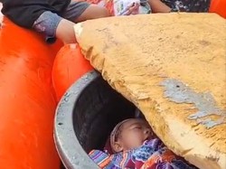 Petugas Evakuasi Bayi Kembar Terjebak Banjir di Medan Pakai Perahu Karet
