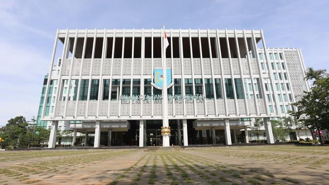 Kota Tangerang Selatan merayakan hari jadinya yang ke-16 pada 26 November 2024 dengan serangkaian kegiatan meriah dan beragam.