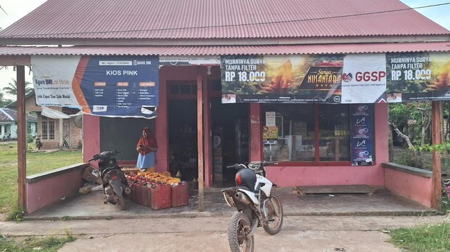Sebagai seorang AgenBRILink, Ririn juga kerap menjadi penyalur pinjaman Kredit Cepat (KECE) BRI dengan plafon Rp10 juta kepada warga sekitarnya.