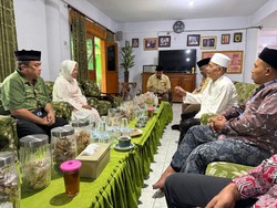 Sehari Jelang Pencoblosan, Risma Sowan ke Pengasuh Ponpes Sunan Drajat