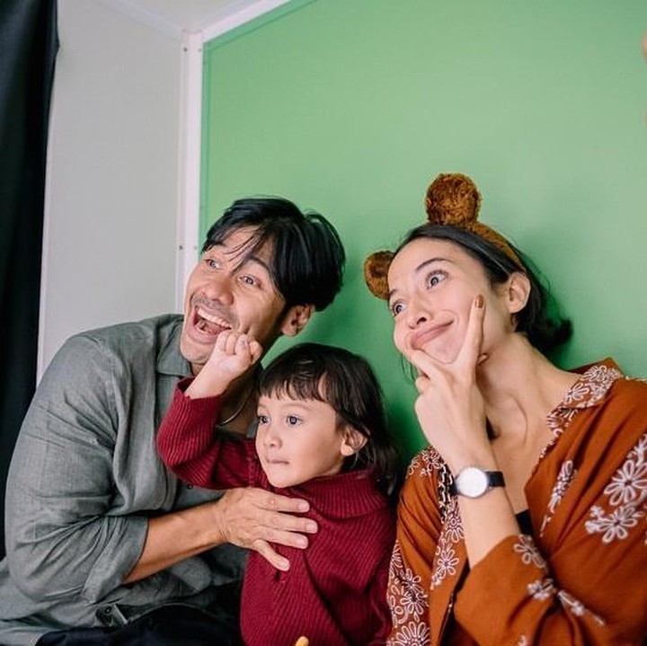 <p>Sang putri yang diberi nama Surinala Carolina Jarumilind itu lahir pada 24 September 2018 dan kini berusia enam tahun. Meski jarang tersorot layar kaca, Chicco dan Putri aktif mengunggah momen kebersaman mereka dengan sang putri di media sosial. (Foto: Instagram@chicco.jerikho)</p>