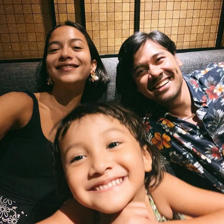 <p>Chicco mengatakan pelukan hangat sang istri dan putrinya adalah tempat untuk pulang setiap hari, Bunda. "Pelukan hangat mereka berdua adalah tempat saya pulang setiap harinya," pungkasnya. (Foto: Instagram@chicco.jerikho)</p>