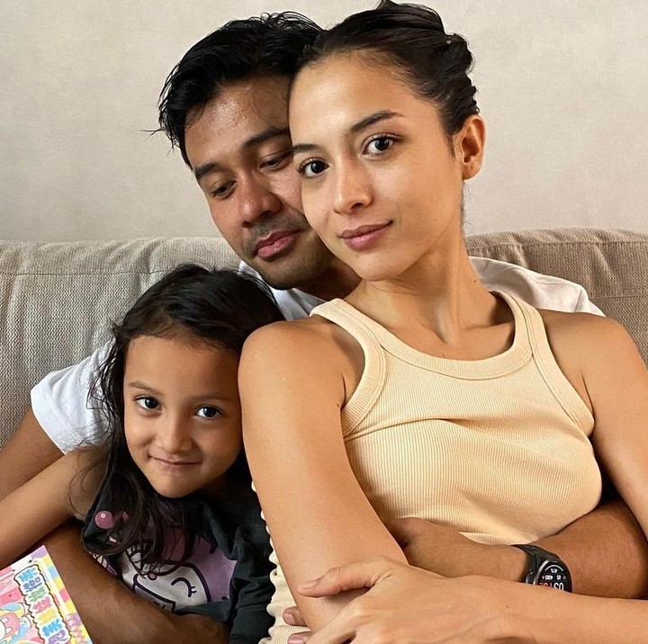 <p>Bahkan, belum lama ini Chicco mengunggah momen bersama keluarga kecilnya dengan caption yang menyentuh. "Kebersamaan keluarga kecil saya adalah hal yang sederhana, tapi menjadi sebuah momen yang paling menyenangkan bagi saya," ujar Chicco, dikutip dari laman <em>Instagram@chicco.jerikho,</em> Selasa (26/11/2024). (Foto: Instagram@chicco.jerikho)</p>