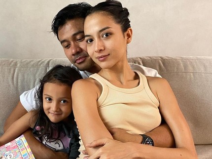 Jarang Tersorot, 5 Potret Keluarga Kecil Chicco Jerikho & Putri Marino Bersama Sang Putri