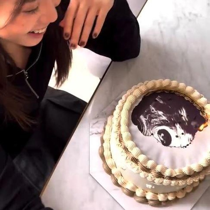 <p>Seperti pertunjukkan sulap, saat api perlahan hilang, tiba-tiba saja Clarissa melihat foto USG kehamilannya menghiasi kue. Cara Clarissa dan suami dalam mengumumkan kehamilan ini terbilang cukup unik, Bunda. (Foto: Instagram @clarissatanoe)</p>
