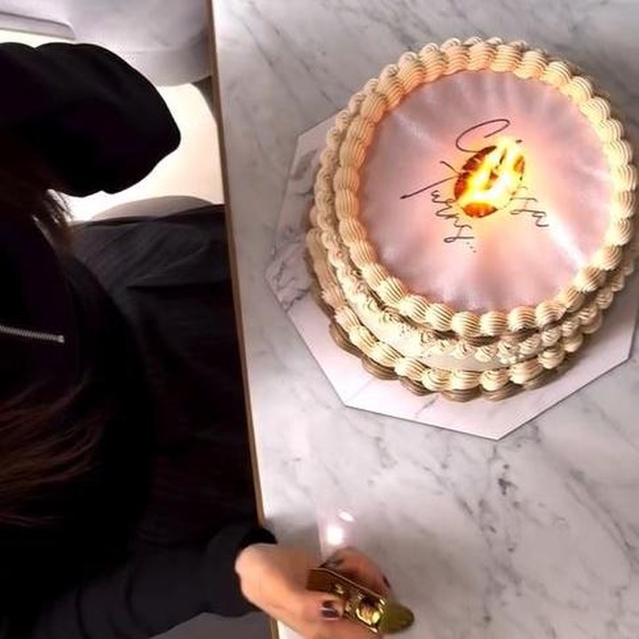 <p>Dalam video yang diunggahnya, Clarissa tampak duduk di depan kue ulang tahun yang bertuliskan namanya. Ia lalu menyalakan korek api dan mulai membakar tulisan namanya di atas kue. (Foto: Instagram @clarissatanoe)</p>