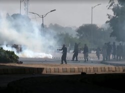 Video: Pakistan Chaos! Pendukung Imran Khan Bentrok dengan Polisi
