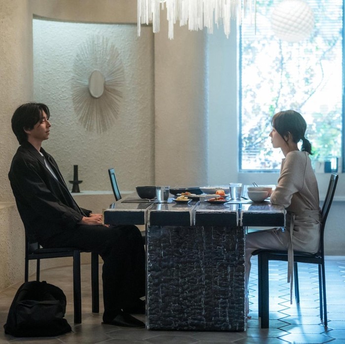 Gong Yoo dan Seo Hyun Jin dalam drama The Trunk/ Foto: Netflix