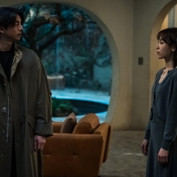 Gong Yoo dan Seo Hyun Jin dalam drama The Trunk/ Foto: Netflix