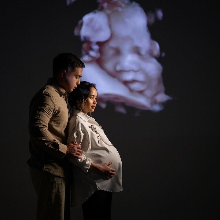 <p>Maternity shoot Gritte ini menuai pujian dari netizen. Beberapa di antaranya bahkan menganggap konsep ini masih terbilang baru dan bisa menjadi tren di kalangan ibu hamil. "Ntar konsepnya bakal jd <em>trend maternity</em> terbaru. Sehat2 bumil," tulis akun na***. "setelahi ni jadi <em>trend</em> foto <em>manternity</em>," ujar @nay***. (Foto: Instagram @gritteagathaa)</p>