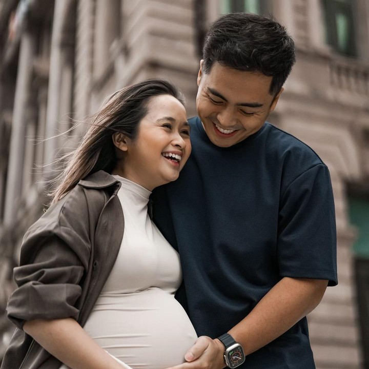 <p>Gritte sendiri memang kerap membagikan perjalanan kehamilan pertamanya ini di media sosial. Belakangan, perempuan kelahiran Jakarta ini sering memamerkan <em>baby bump</em> kehamilannya yang sudah besar, Bunda. Gritte dan sang suami tampaknya sudah tak sabar menanti kehadiran Si Kecil. Kita doakan semoga persalinan Gritte berjalan lancar ya! (Foto: Instagram @gritteagathaa)</p>