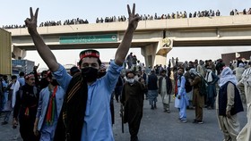 FOTO: Rusuh Unjuk Rasa Pro Imran Khan, Ibu Kota Pakistan Lockdown
