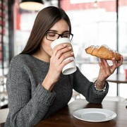 5 Makanan Ini Nggak Boleh Dikonsumsi Bersama Kopi, Kenapa Ya?