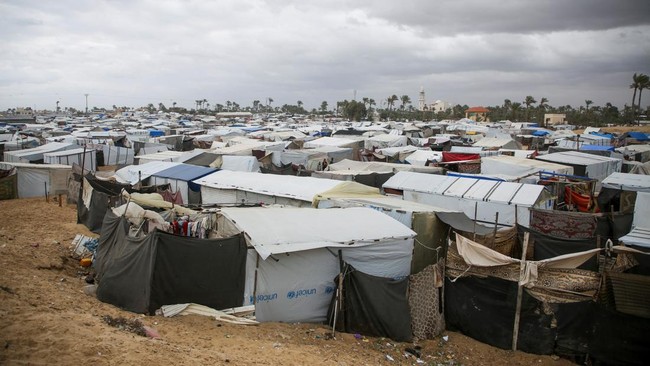 Warga Palestina di Gaza kian menderita imbas banjir, luapan air laut, dan musim dingin di tengah agresi brutal Israel.